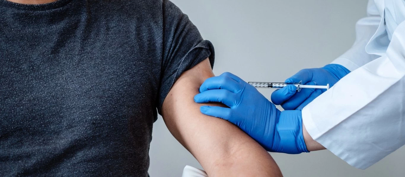 Εμβόλιο Pfizer: Εντοπισμός νέας παρενέργειας - Πως συνδέεται ακόμα και με το πρήξιμο στο πρόσωπο